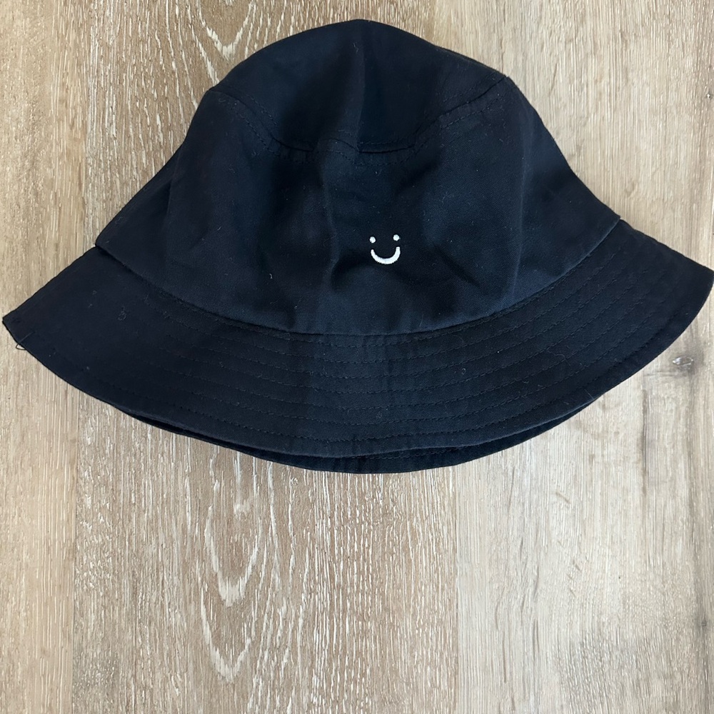 Black Bucket Hat with Smiley Design 🖤🤍